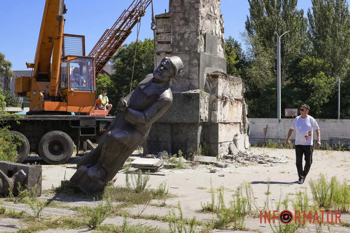 В Днепре демонтируют 8,5-метровый памятник советским революционерам 45