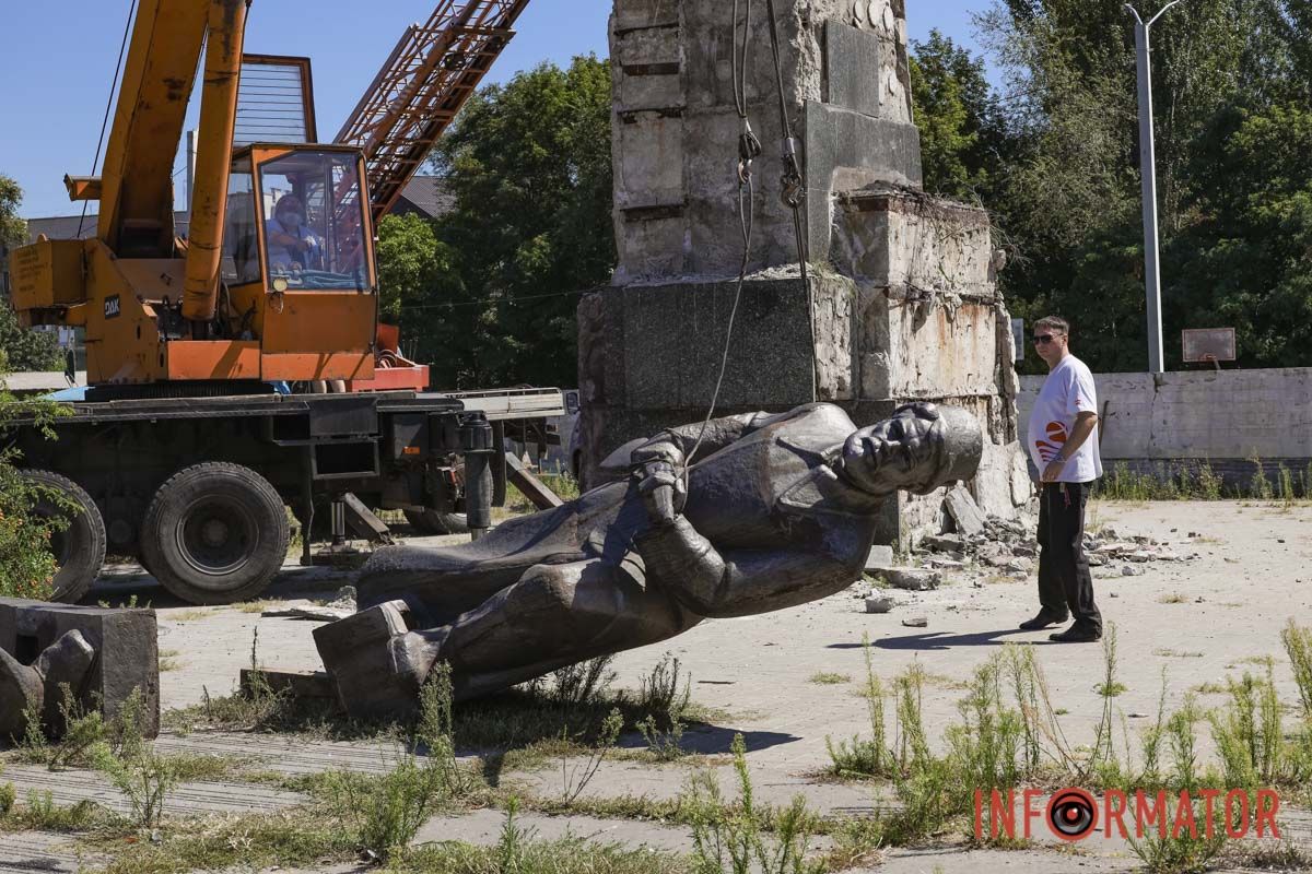 В Днепре демонтируют 8,5-метровый памятник советским революционерам 46