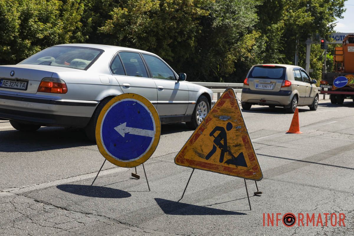 У Дніпрі на Панікахи Man з бруківкою вʼїхав у стовп та світлофор: працюють комунальники, рух ускладнений 16