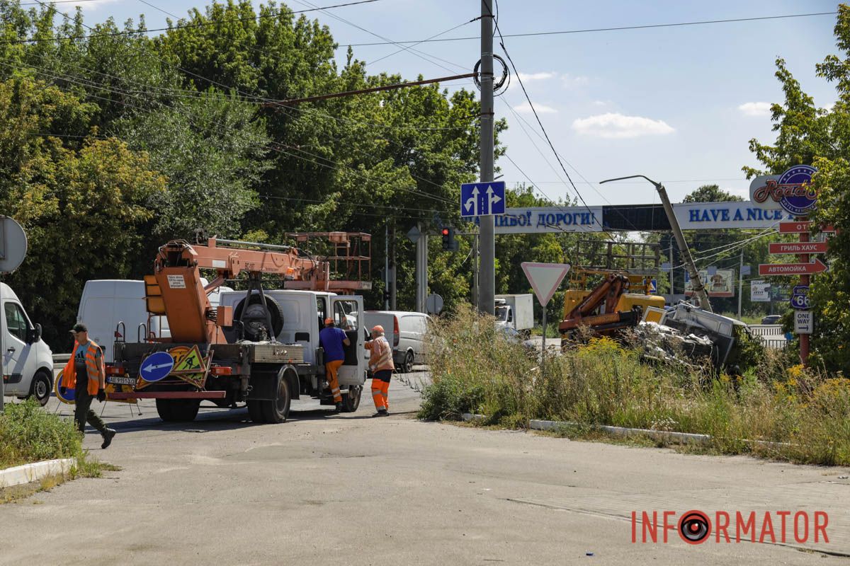 У Дніпрі на Панікахи Man з бруківкою вʼїхав у стовп та світлофор: працюють комунальники, рух ускладнений 17