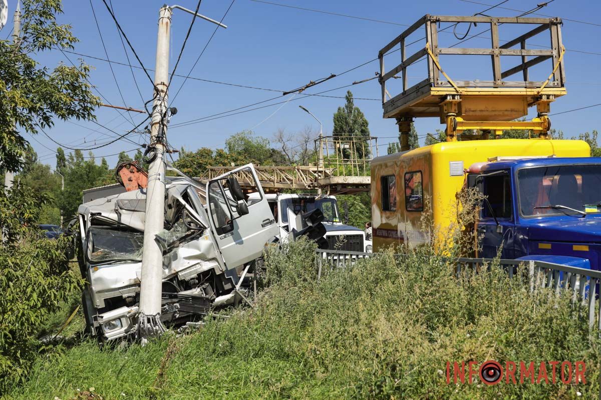У Дніпрі на Панікахи Man з бруківкою вʼїхав у стовп та світлофор: працюють комунальники, рух ускладнений 10