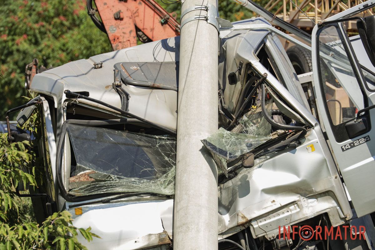 У Дніпрі на Панікахи Man з бруківкою вʼїхав у стовп та світлофор: працюють комунальники, рух ускладнений 15