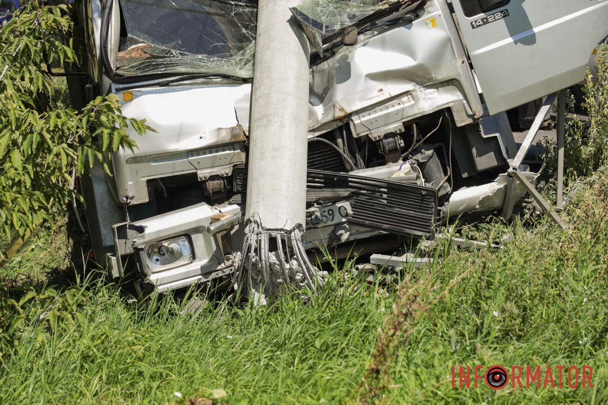 У Дніпрі на Панікахи Man з бруківкою вʼїхав у стовп та світлофор: працюють комунальники, рух ускладнений 7