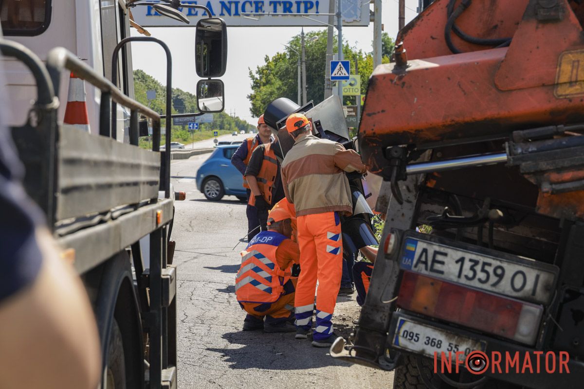 У Дніпрі на Панікахи Man з бруківкою вʼїхав у стовп та світлофор: працюють комунальники, рух ускладнений 11