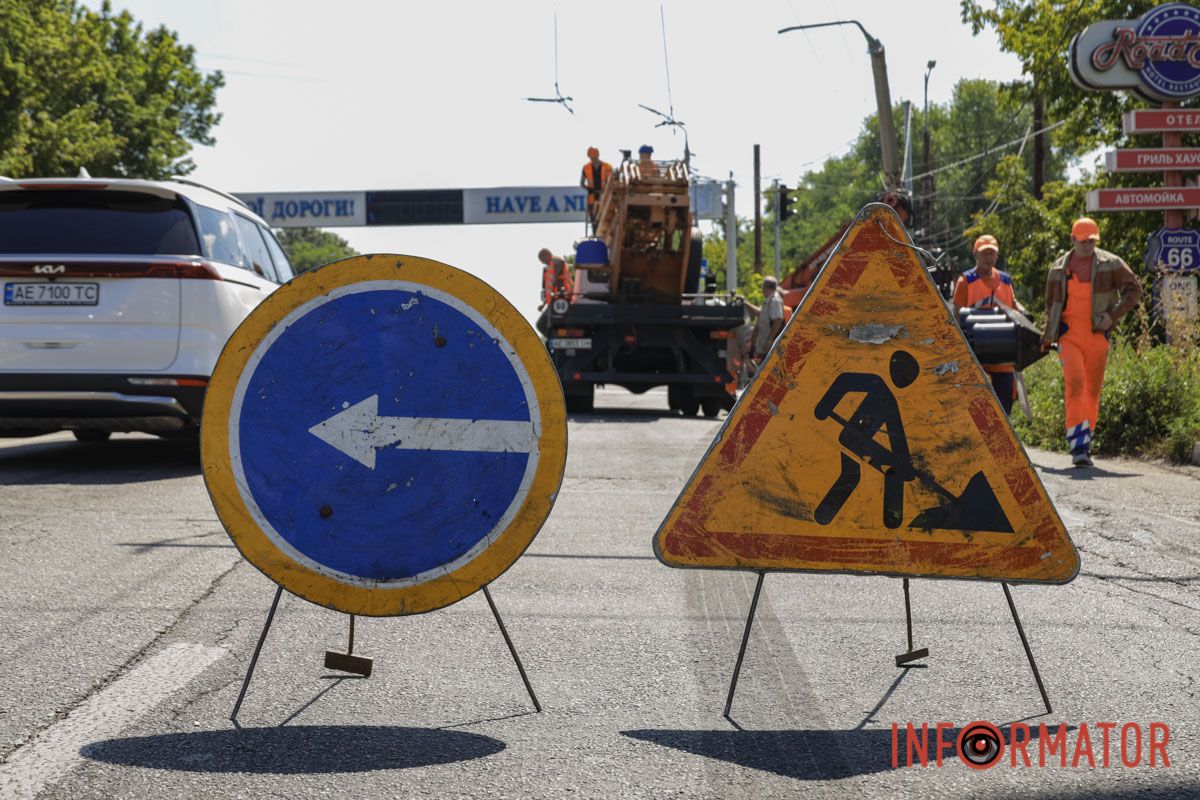 У Дніпрі на Панікахи Man з бруківкою вʼїхав у стовп та світлофор: працюють комунальники, рух ускладнений 3