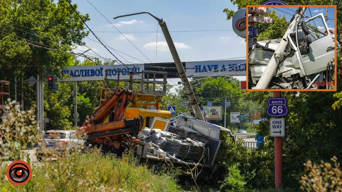 У Дніпрі на Панікахи Man з бруківкою вʼїхав у стовп та світлофор: працюють комунальники, рух ускладнений