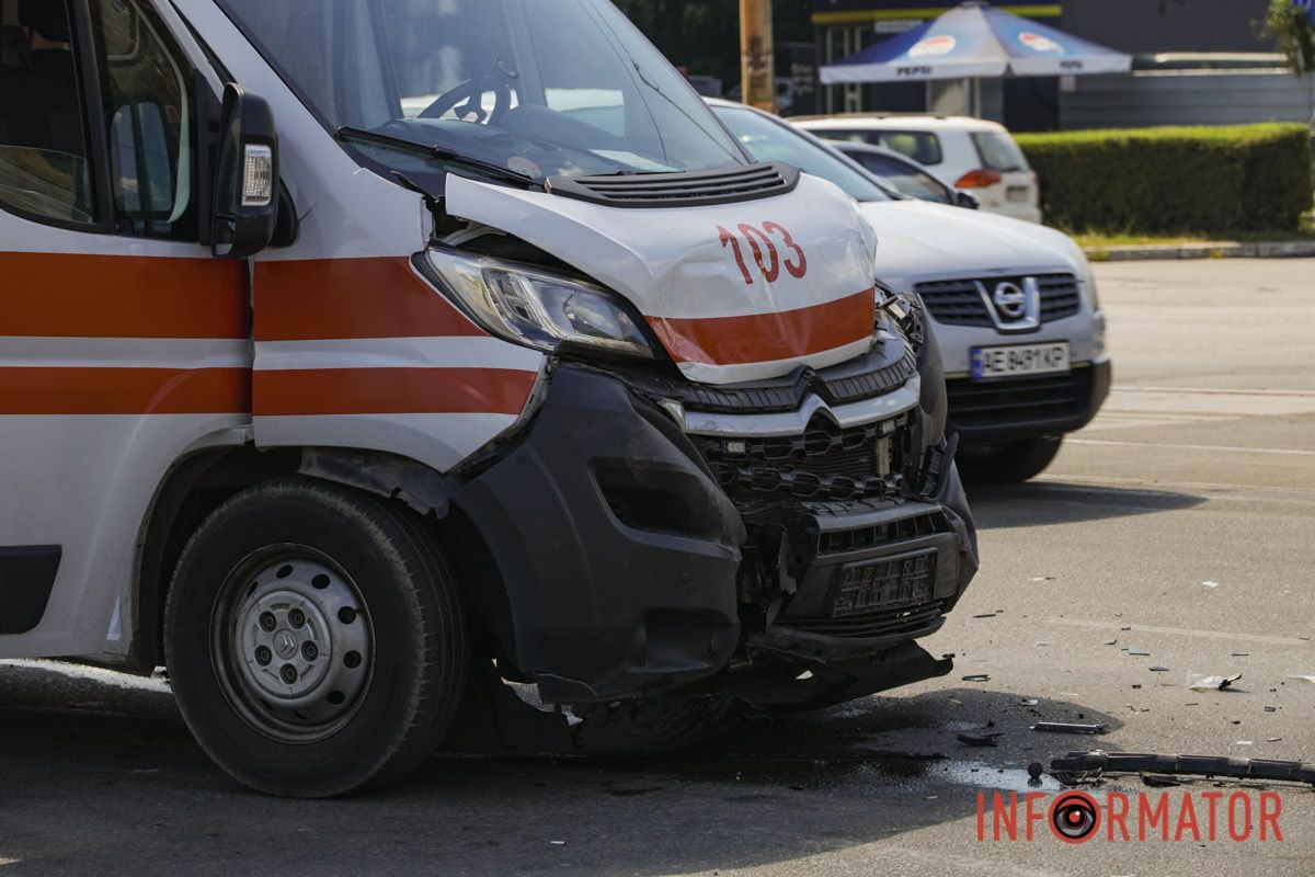 У Дніпрі на Богдана Хмельницького зіткнулись Citroen медиків та Nissan: остання зачепила ще декілька автівок 4