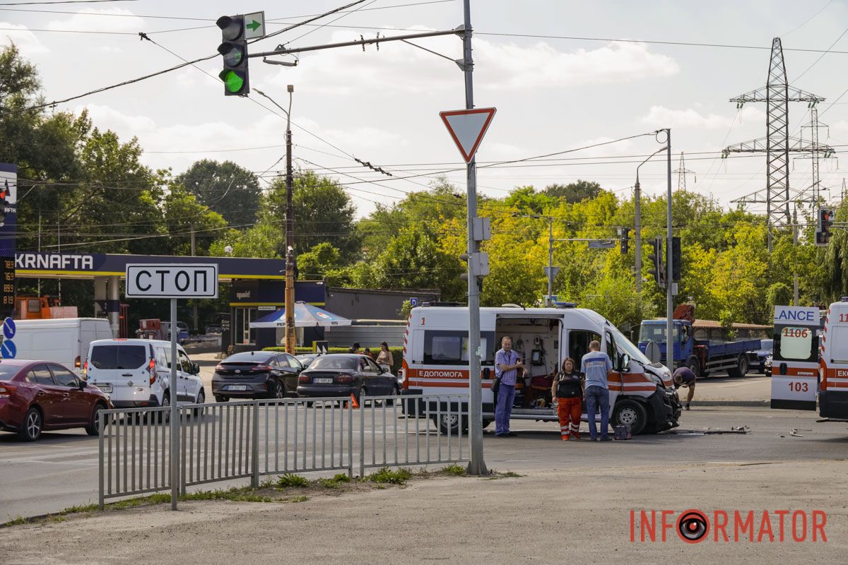 У Дніпрі на Богдана Хмельницького зіткнулись Citroen медиків та Nissan: остання зачепила ще декілька автівок 3