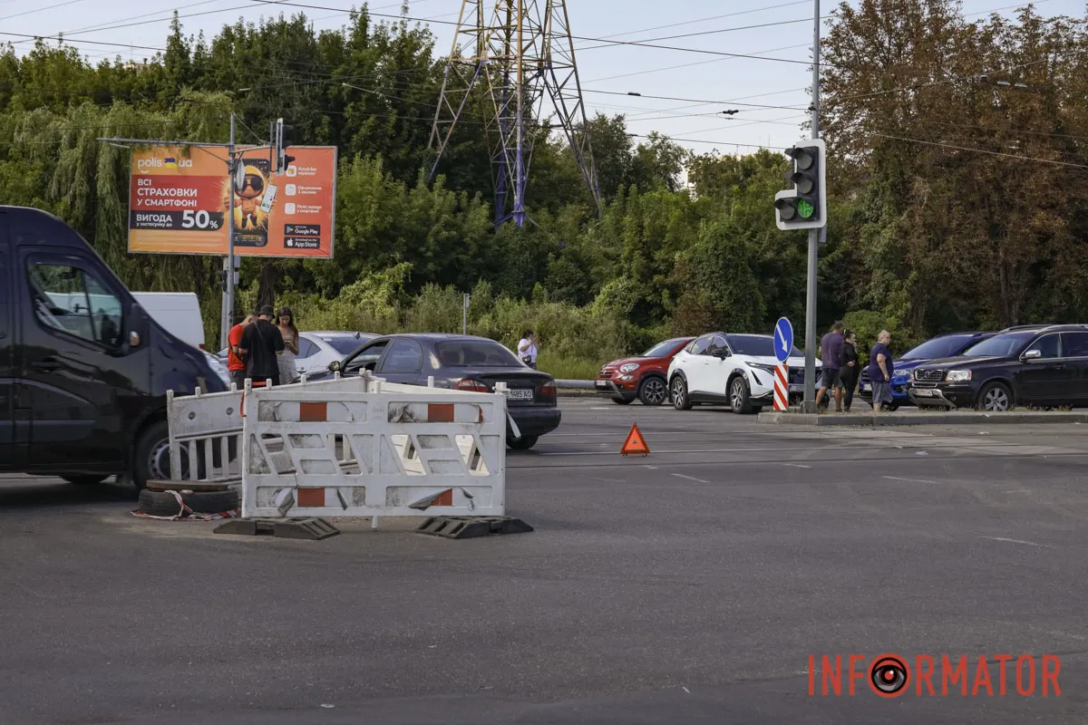 У Дніпрі на Богдана Хмельницького зіткнулись Citroen медиків та Nissan: остання зачепила ще декілька автівок 1
