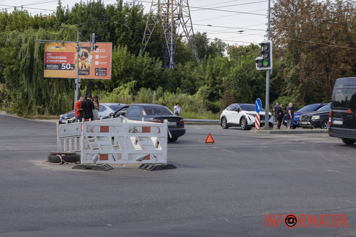 У Дніпрі на Богдана Хмельницького зіткнулись Citroen медиків та Nissan: остання зачепила ще декілька автівок 6