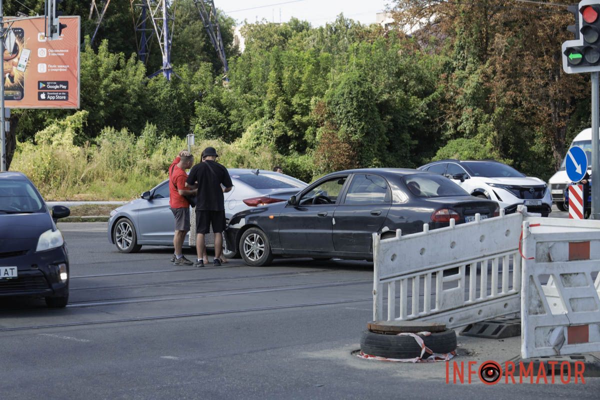 У Дніпрі на Богдана Хмельницького зіткнулись Citroen медиків та Nissan: остання зачепила ще декілька автівок 12