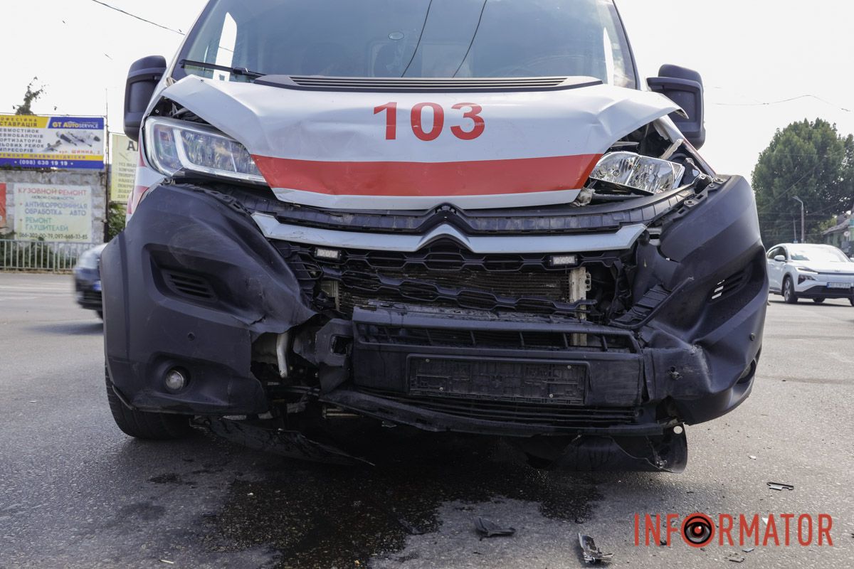 У Дніпрі на Богдана Хмельницького зіткнулись Citroen медиків та Nissan: остання зачепила ще декілька автівок 5