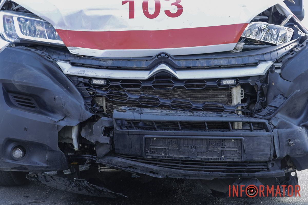 У Дніпрі на Богдана Хмельницького зіткнулись Citroen медиків та Nissan: остання зачепила ще декілька автівок 7