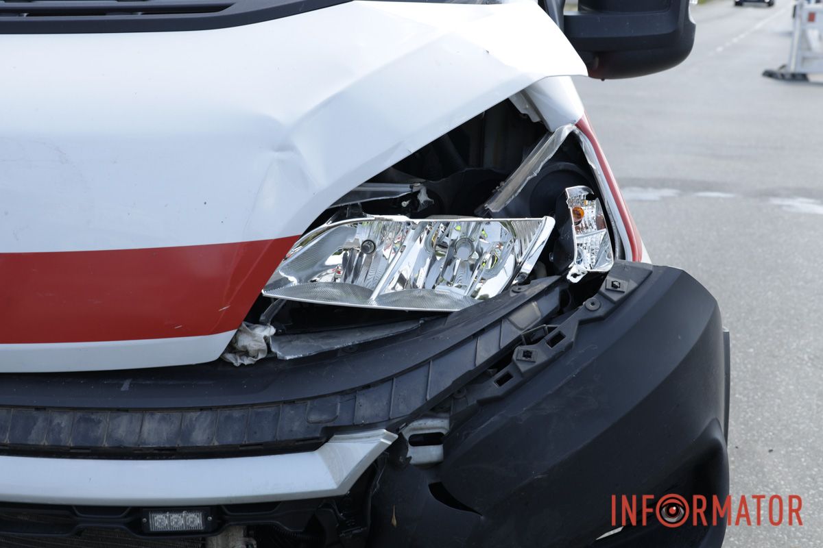 У Дніпрі на Богдана Хмельницького зіткнулись Citroen медиків та Nissan: остання зачепила ще декілька автівок 10