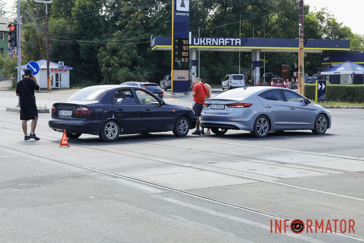 У Дніпрі на Богдана Хмельницького зіткнулись Citroen медиків та Nissan: остання зачепила ще декілька автівок 9