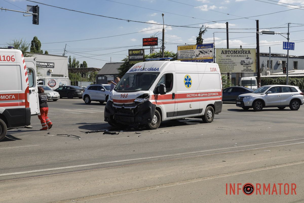 У Дніпрі на Богдана Хмельницького зіткнулись Citroen медиків та Nissan: остання зачепила ще декілька автівок 8