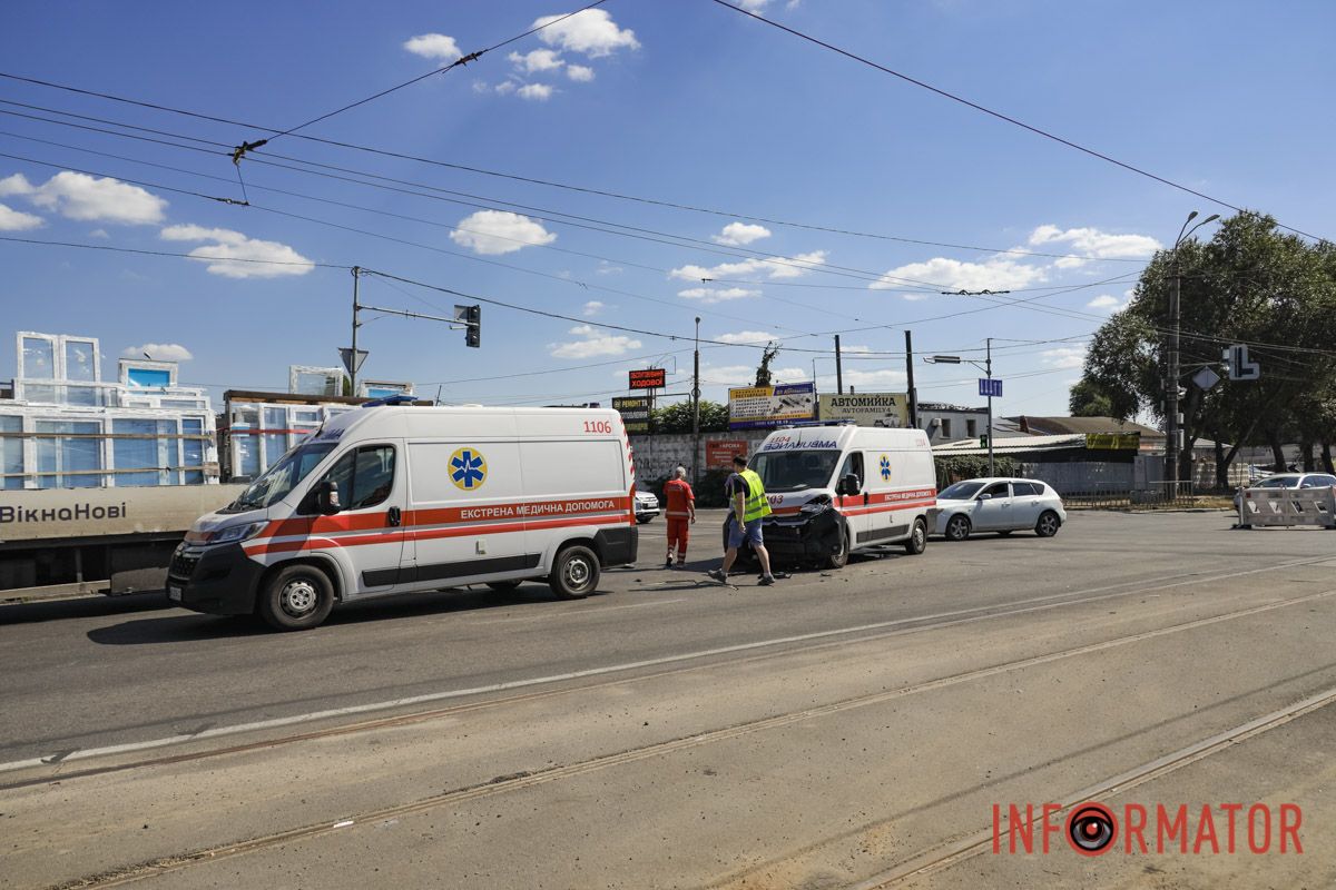 У Дніпрі на Богдана Хмельницького зіткнулись Citroen медиків та Nissan: остання зачепила ще декілька автівок 11