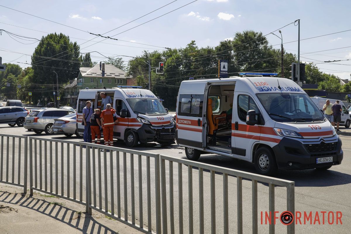 У Дніпрі на Богдана Хмельницького зіткнулись Citroen медиків та Nissan: остання зачепила ще декілька автівок 13