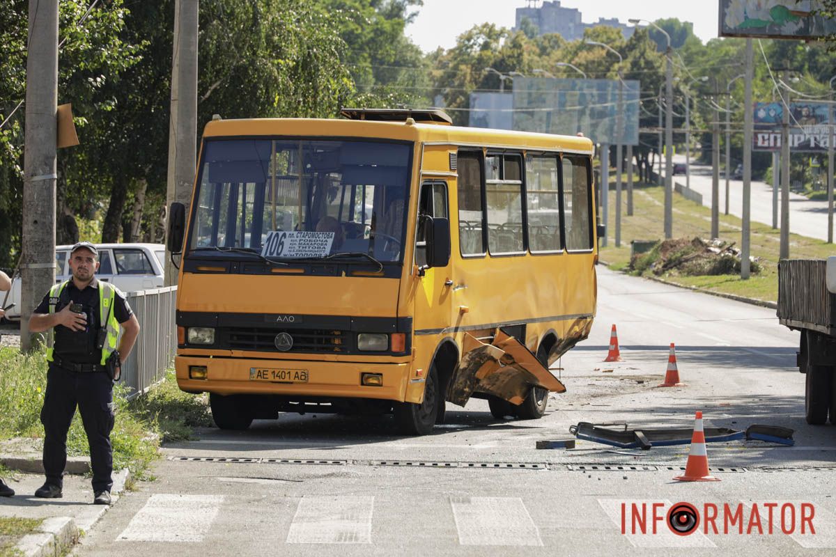 У Дніпрі на Робочій ЗІЛ вʼїхав у Renault та маршрутку 106: постраждали троє людей, працює регулювальник 2
