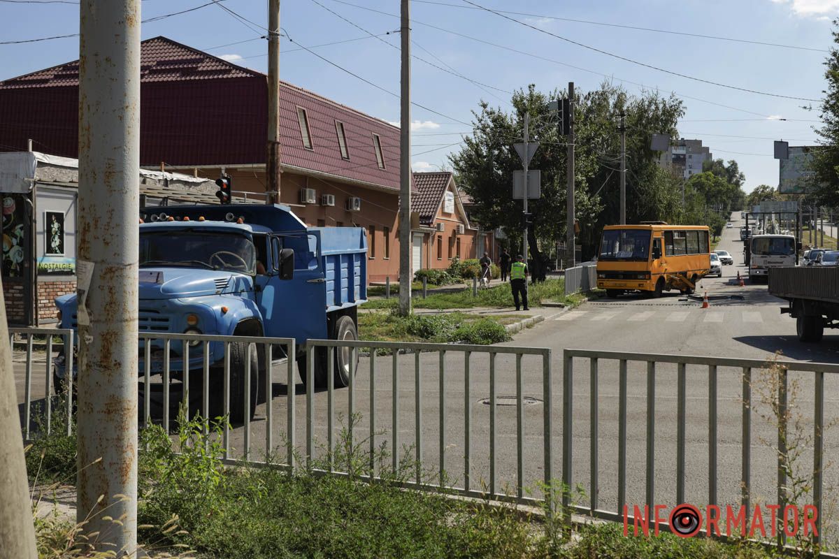 У Дніпрі на Робочій ЗІЛ вʼїхав у Renault та маршрутку 106: постраждали троє людей, працює регулювальник 3