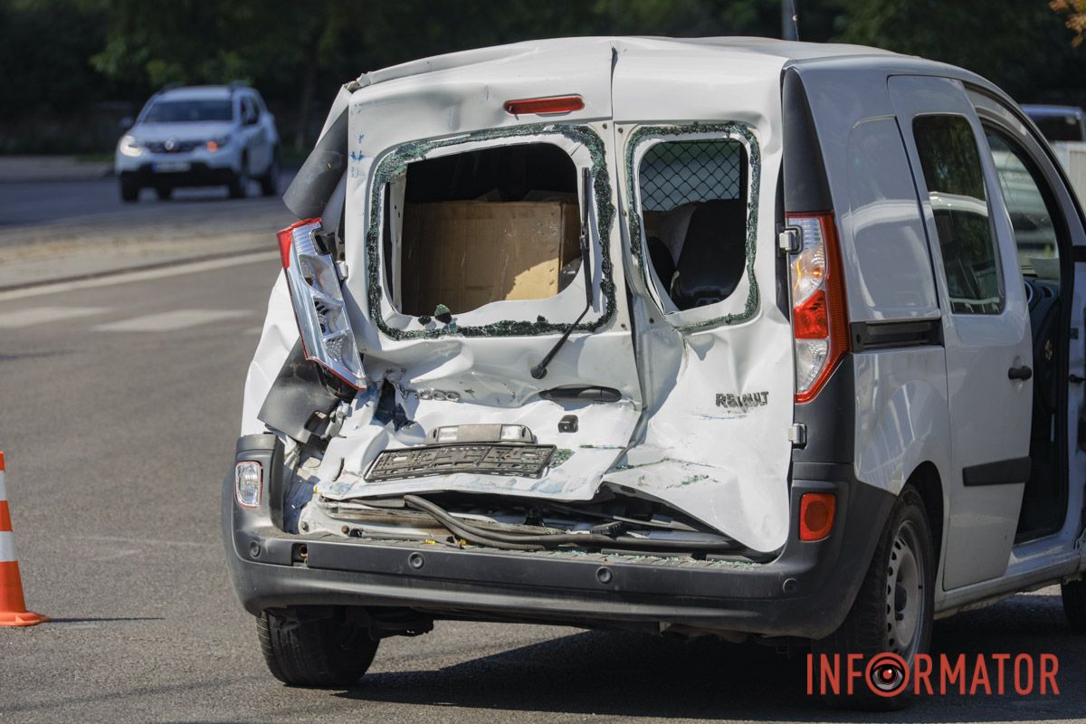У Дніпрі на Робочій ЗІЛ вʼїхав у Renault та маршрутку 106: постраждали троє людей, працює регулювальник 8