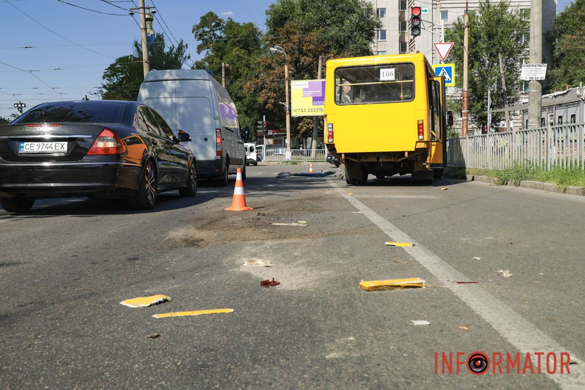 У Дніпрі на Робочій ЗІЛ вʼїхав у Renault та маршрутку 106: постраждали троє людей, працює регулювальник 14
