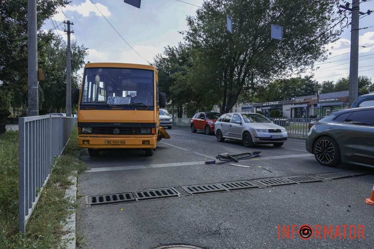 У Дніпрі на Робочій ЗІЛ вʼїхав у Renault та маршрутку 106: постраждали троє людей, працює регулювальник 4