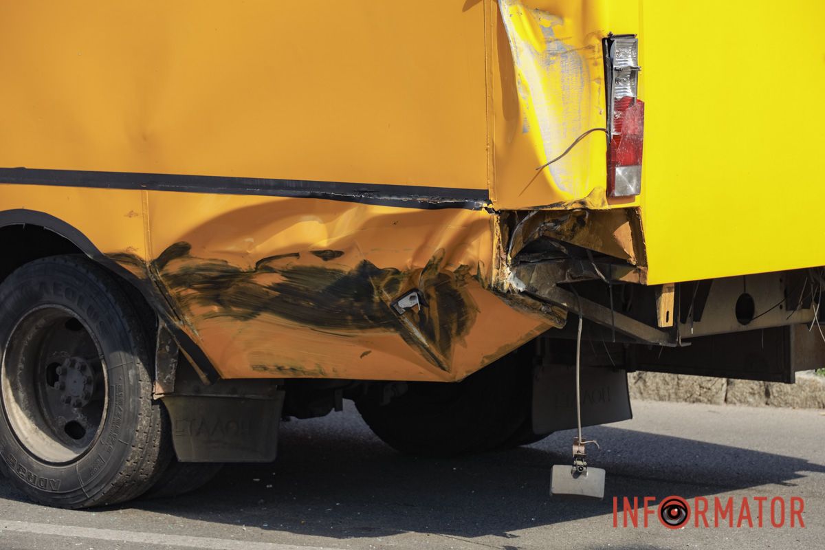 У Дніпрі на Робочій ЗІЛ вʼїхав у Renault та маршрутку 106: постраждали троє людей, працює регулювальник 7