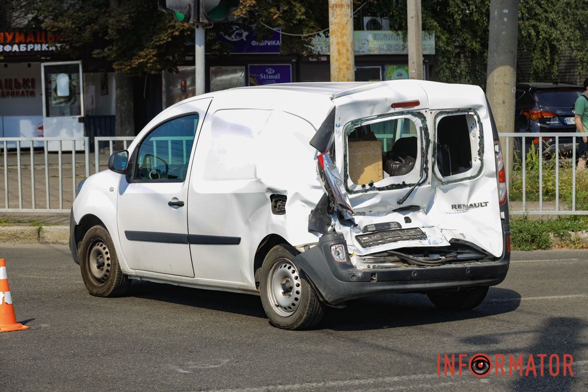 У Дніпрі на Робочій ЗІЛ вʼїхав у Renault та маршрутку 106: постраждали троє людей, працює регулювальник 10