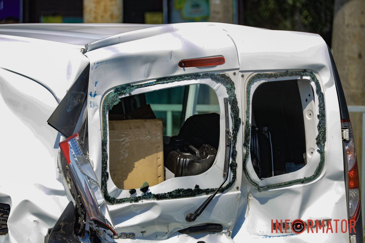 У Дніпрі на Робочій ЗІЛ вʼїхав у Renault та маршрутку 106: постраждали троє людей, працює регулювальник 13