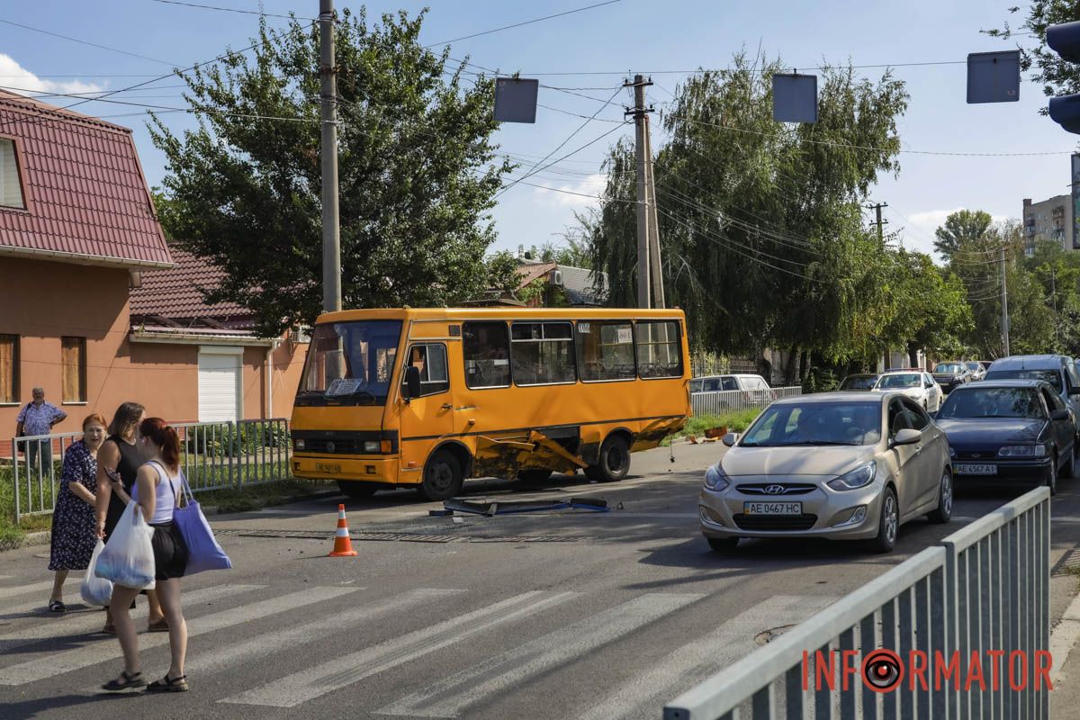 У Дніпрі на Робочій ЗІЛ вʼїхав у Renault та маршрутку 106: постраждали троє людей, працює регулювальник 5