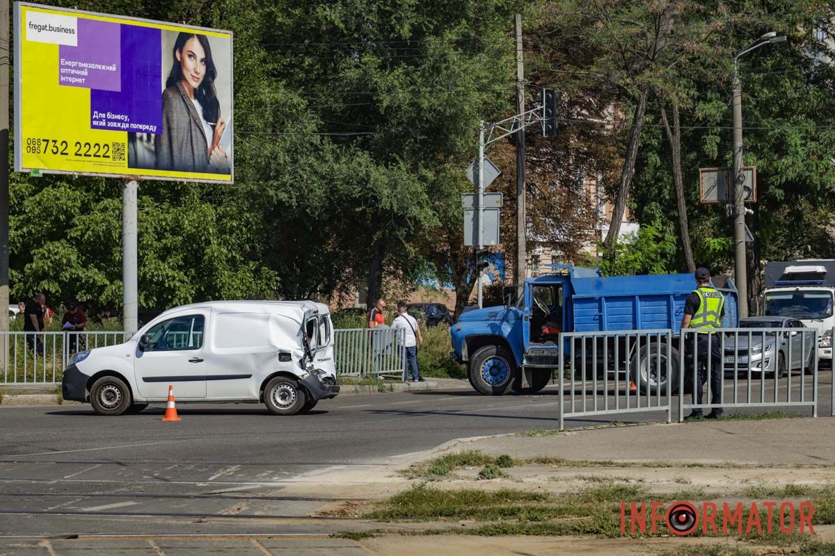 У Дніпрі на Робочій ЗІЛ вʼїхав у Renault та маршрутку 106: постраждали троє людей, працює регулювальник 6
