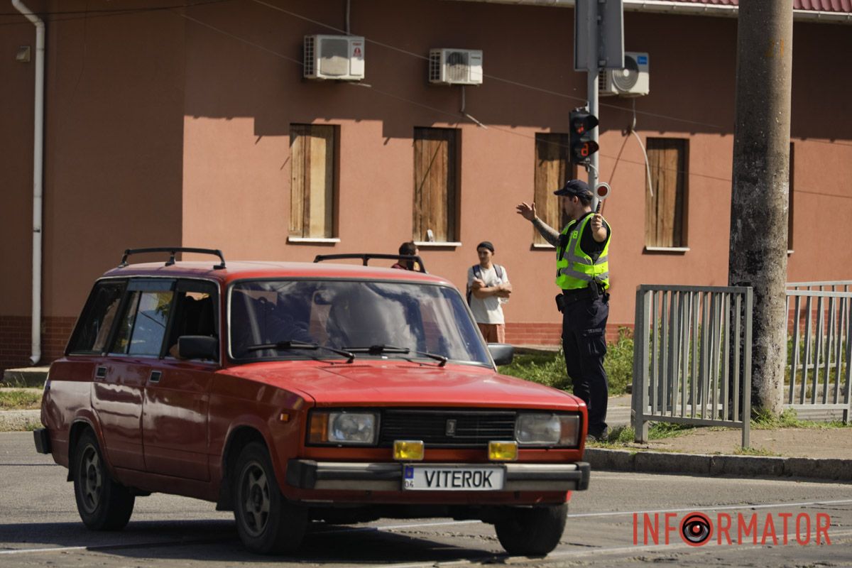 У Дніпрі на Робочій ЗІЛ вʼїхав у Renault та маршрутку 106: постраждали троє людей, працює регулювальник 11