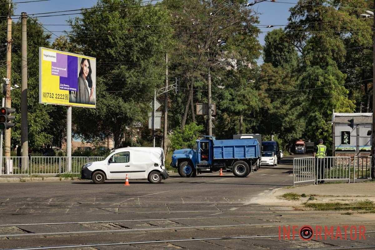 У Дніпрі на Робочій ЗІЛ вʼїхав у Renault та маршрутку 106: постраждали троє людей, працює регулювальник 17