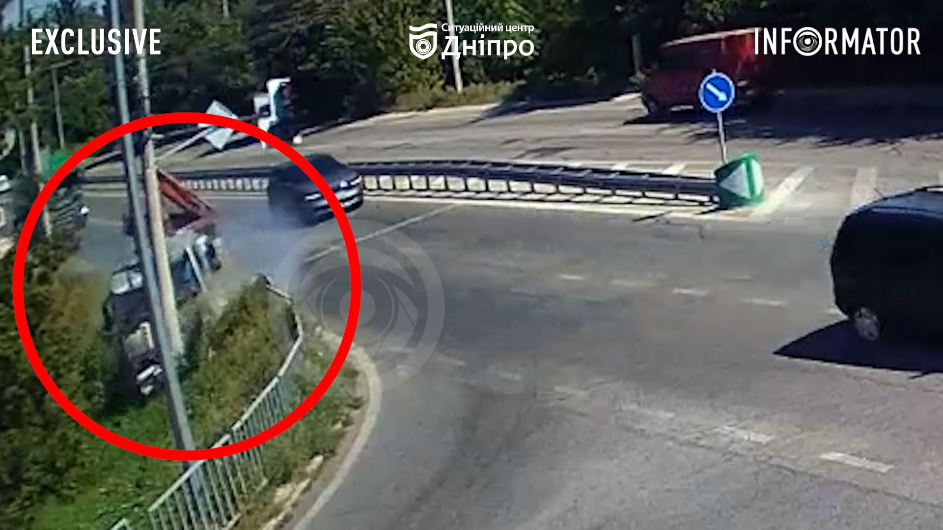 У Дніпрі на Запорізькому шосе MAN зніс електроопору зі світлофором: відео моменту ДТП