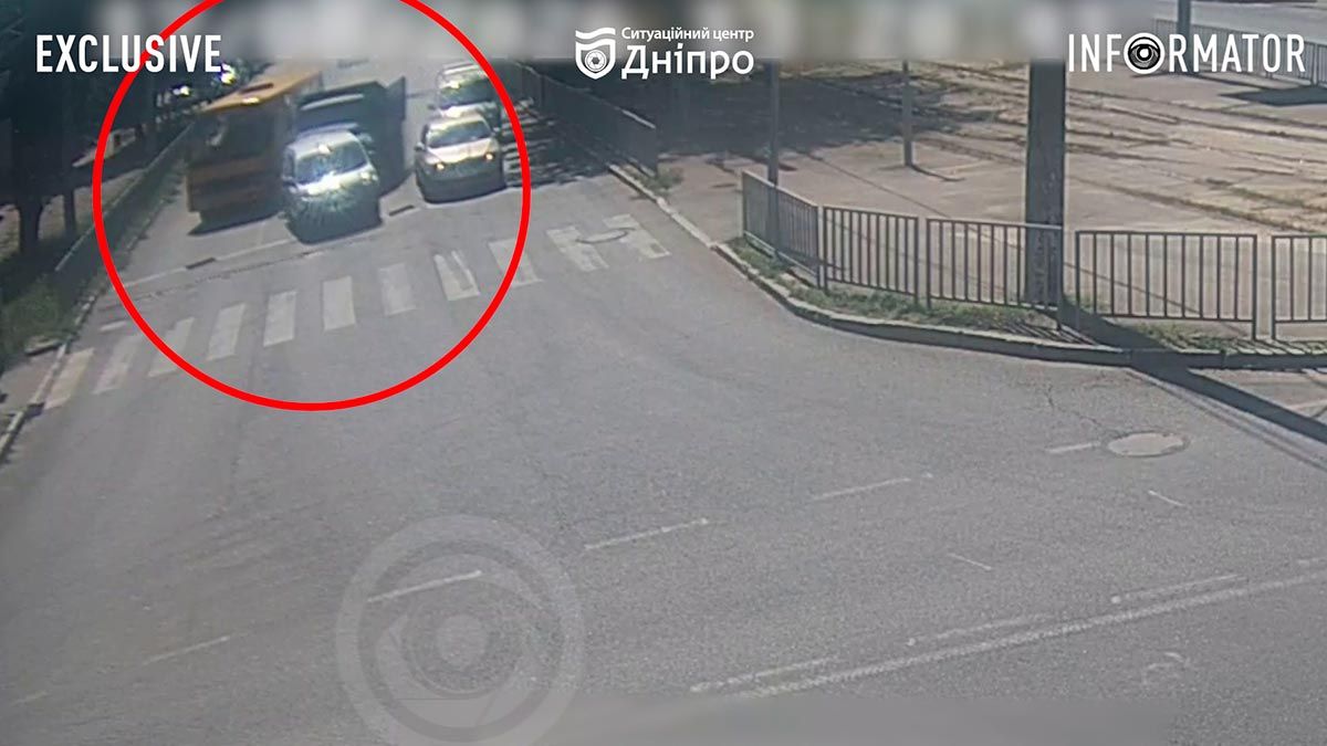 Момент аварії з постраждалими: у Дніпрі на Робочій ЗІЛ вʼїхав у Renault та маршрутку №106