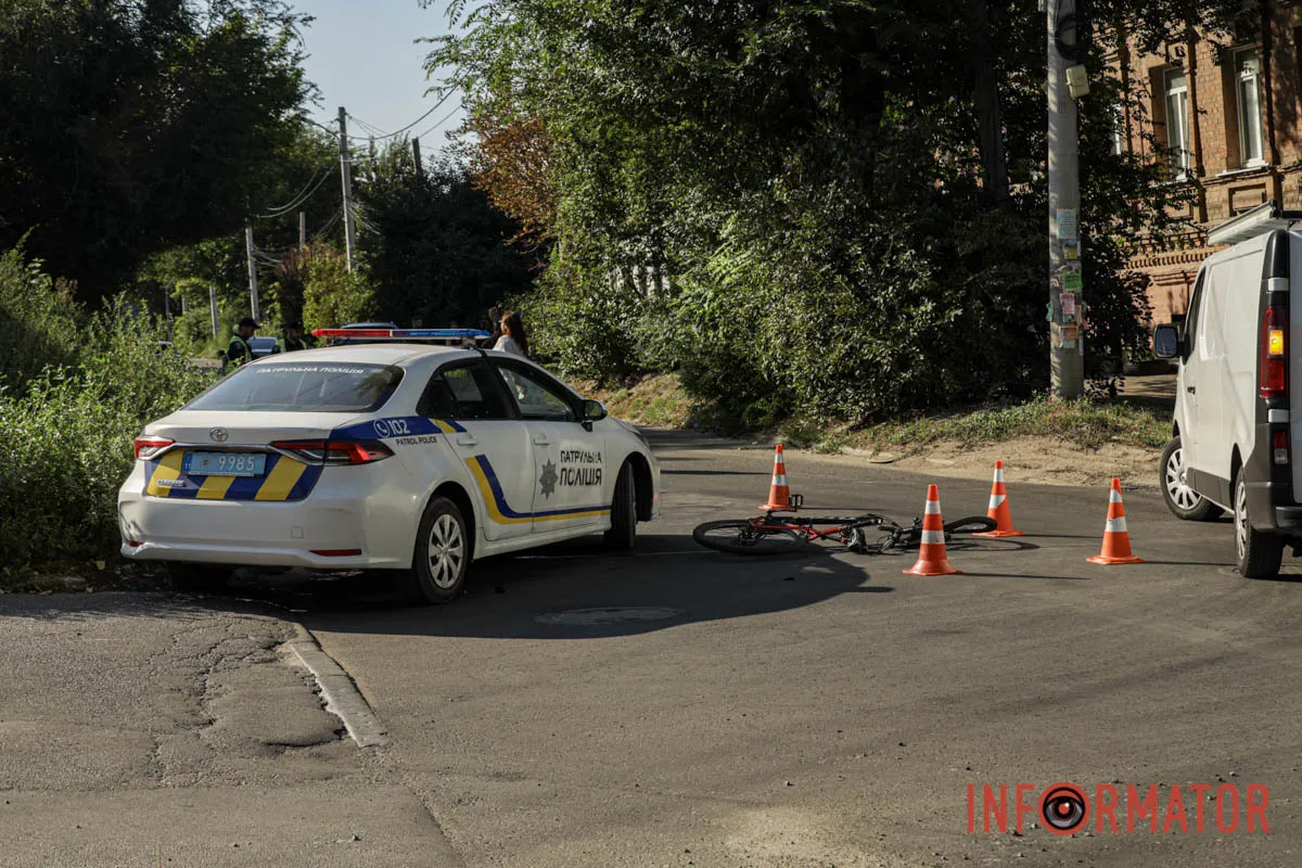 В Днепре на перекрестке Героев УПА и Аудиторной сбили двух человек: на месте работает полиция 7
