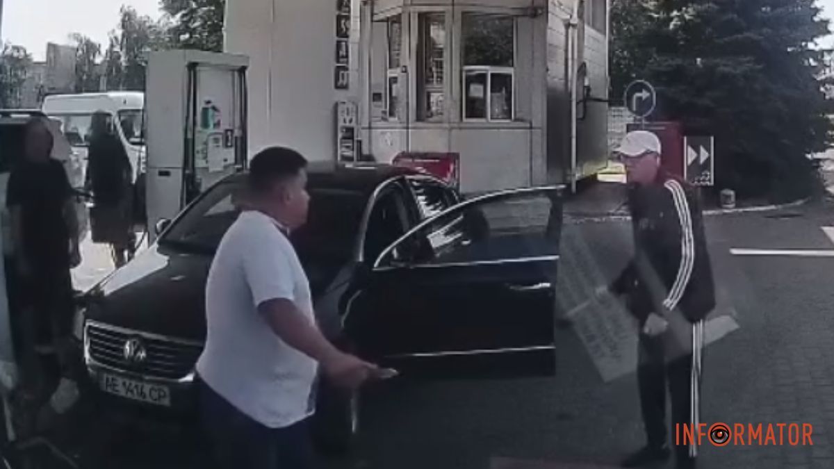 «Кинувся на мене із сокирою»: у Дніпрі на АЗС “Укрнафта” стався конфлікт із військовим лікарем