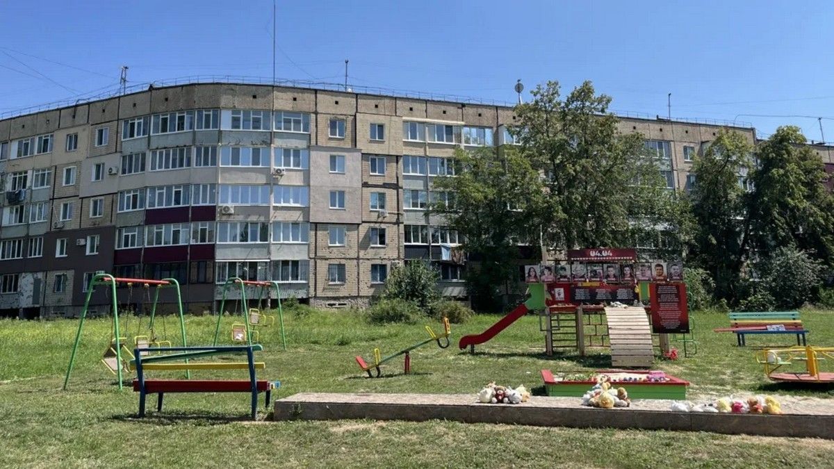Детская площадка, по которой ударил враг Детская площадка, по которой ударил враг