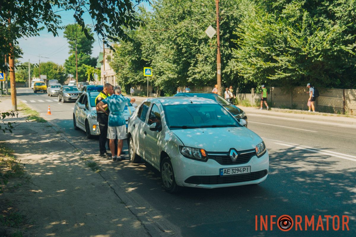 Она переходила дорогу по пешеходному переходу