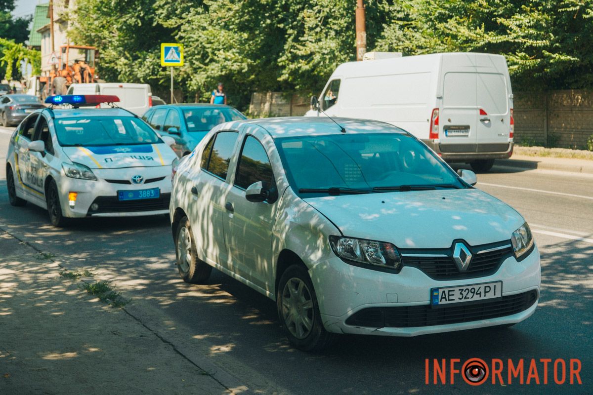 По предварительной информации от патрульных, женщина переходила дорогу по переходу