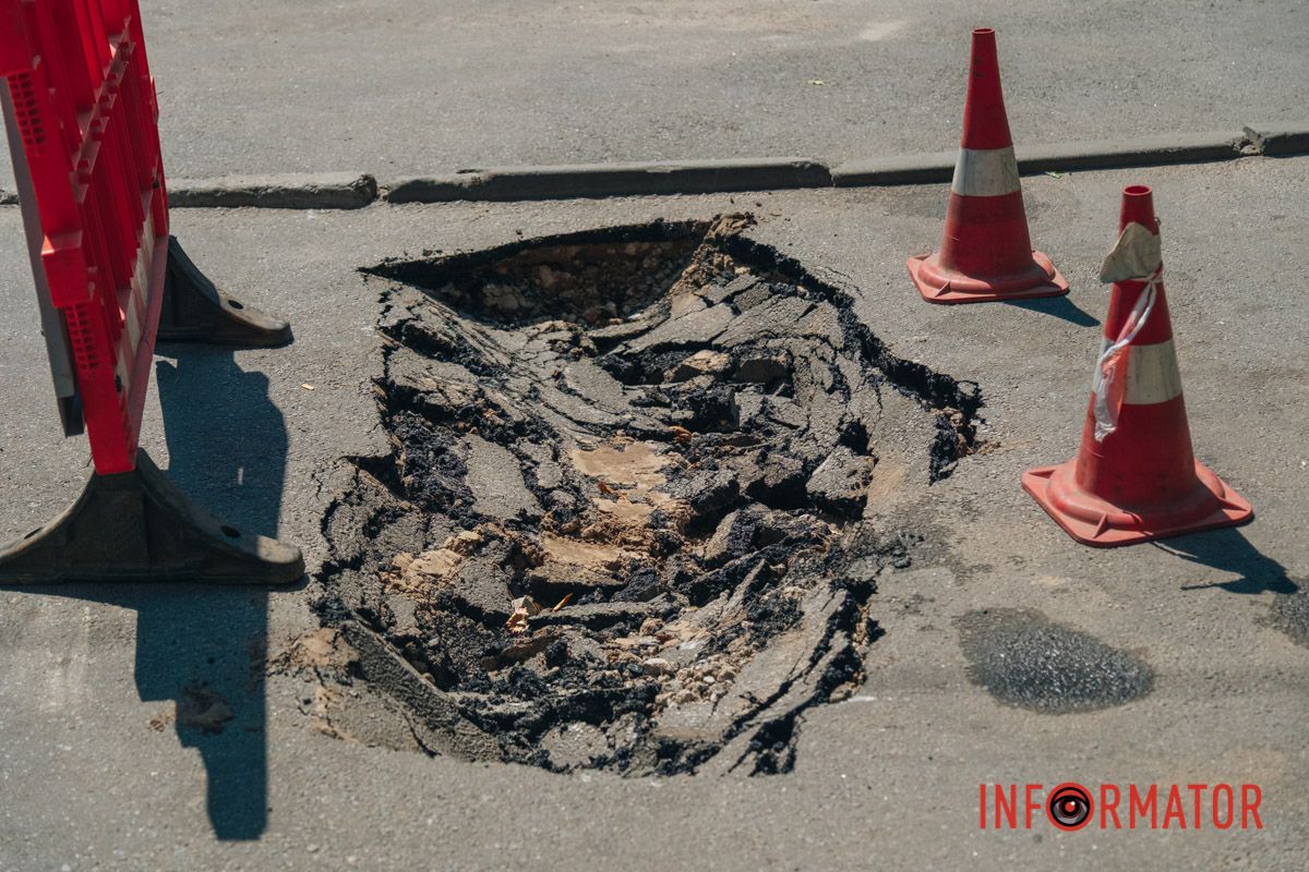 Між багатоповерхівками утворилося провалля: у Дніпрі на Галини Мазепи заблокований проїзд, а люди сидять без води 1