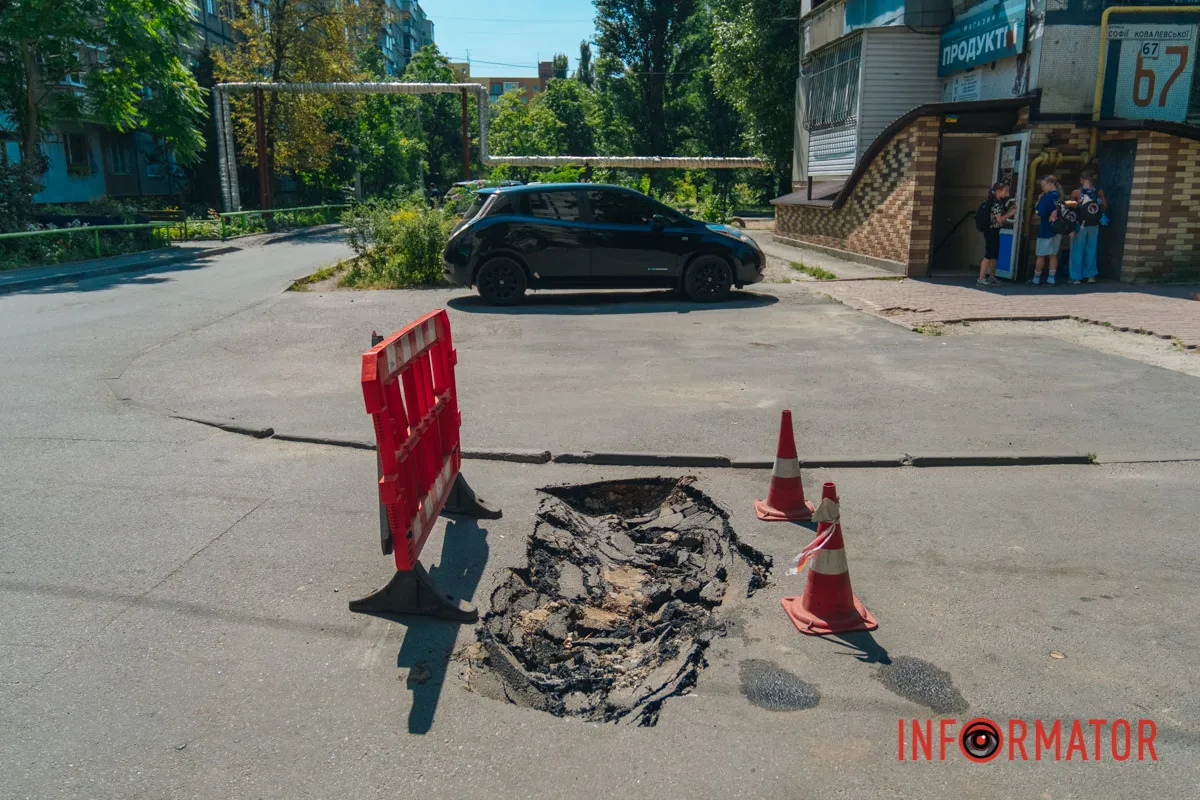 Між багатоповерхівками утворилося провалля: у Дніпрі на Галини Мазепи заблокований проїзд, а люди сидять без води 2