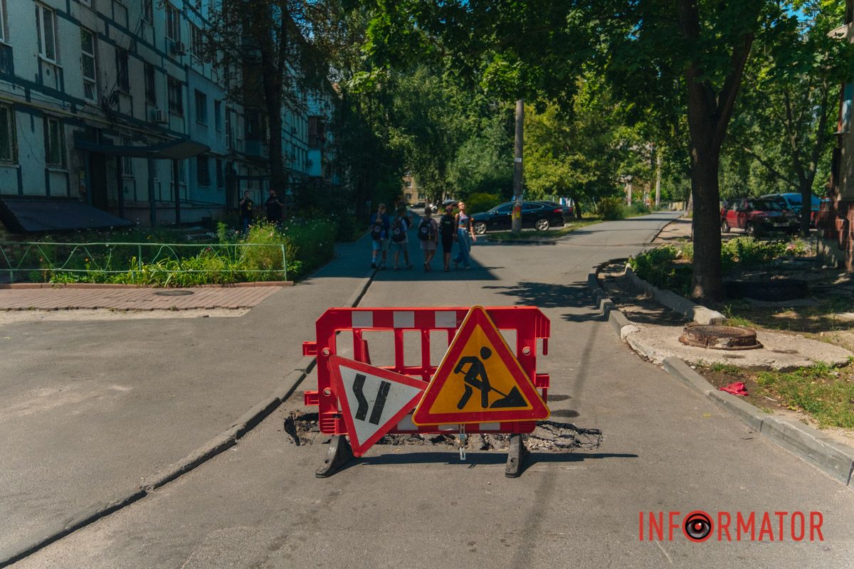 Між багатоповерхівками утворилося провалля: у Дніпрі на Галини Мазепи заблокований проїзд, а люди сидять без води 8
