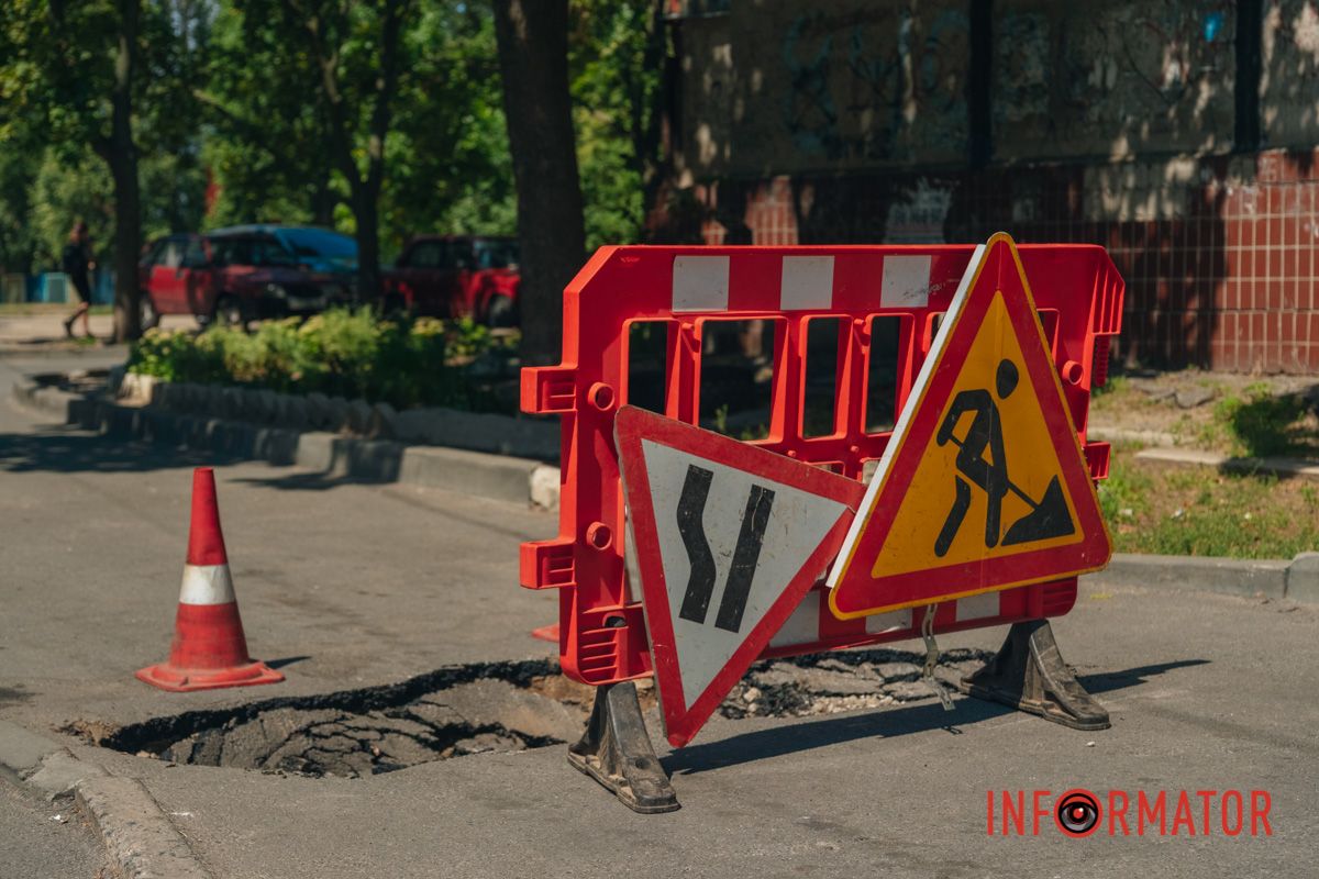 Між багатоповерхівками утворилося провалля: у Дніпрі на Галини Мазепи заблокований проїзд, а люди сидять без води 10