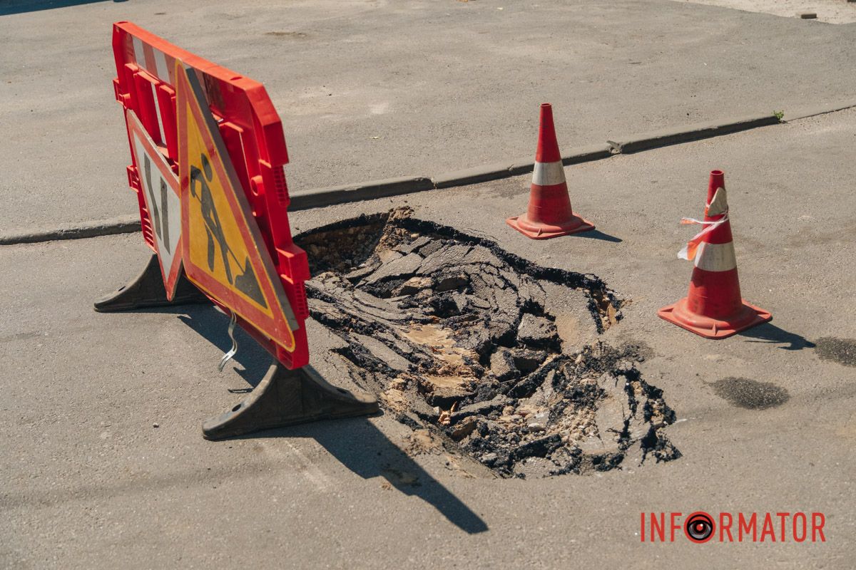 Між багатоповерхівками утворилося провалля: у Дніпрі на Галини Мазепи заблокований проїзд, а люди сидять без води 15