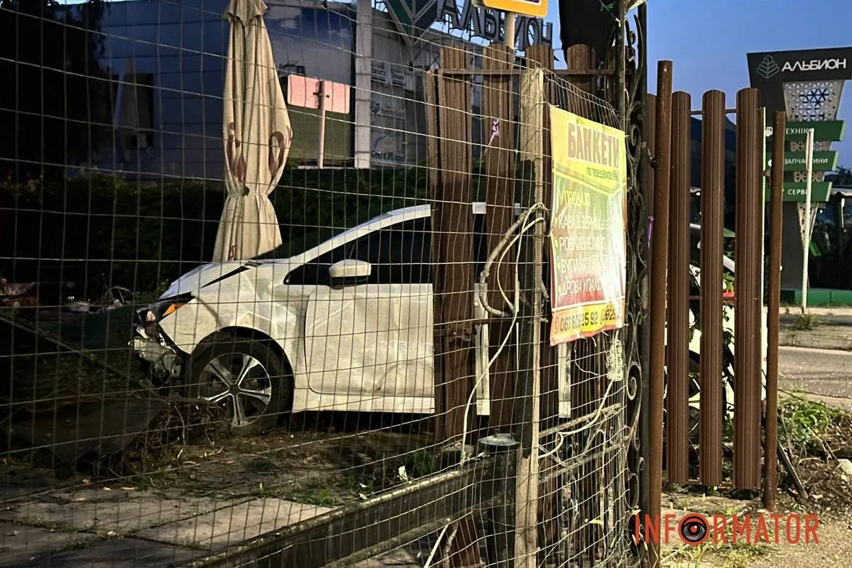 ДТП на Слобожанском проспекте На Слобожанском проспекте Nissan после столкновения с Lada снес забор кафе «Гараяр»: есть пострадавшие 1