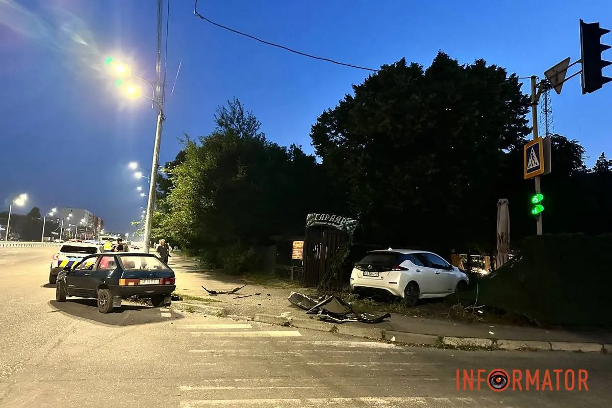 Пострадали 3 человека На Слобожанском проспекте Nissan после столкновения с Lada снес забор кафе «Гараяр»: есть пострадавшие 5