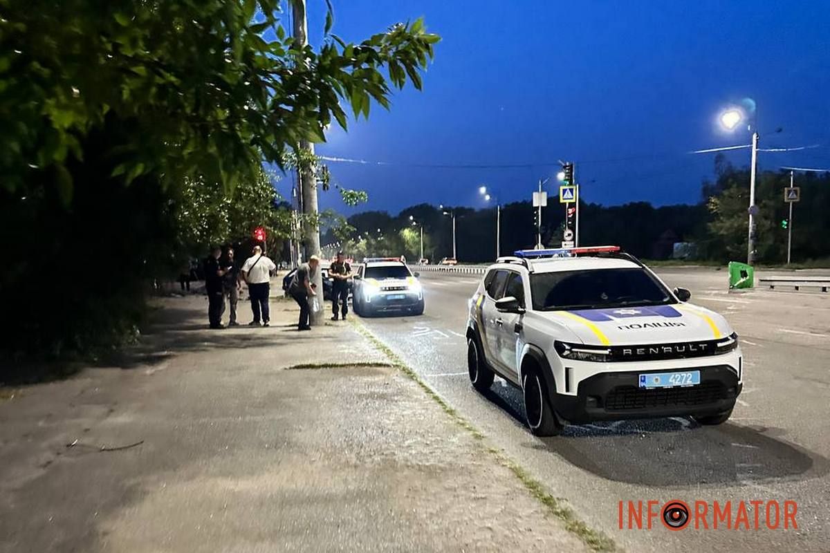 Полиция на месте ДТП На Слобожанском проспекте Nissan после столкновения с Lada снес забор кафе «Гараяр»: есть пострадавшие 8