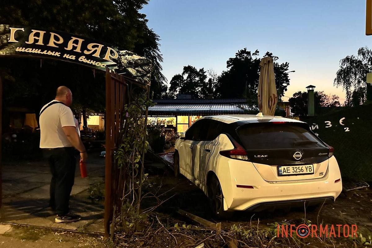 После удара Nissan влетел в забор кафе «Гараяр» и снес его На Слобожанском проспекте Nissan после столкновения с Lada снес забор кафе «Гараяр»: есть пострадавшие 9